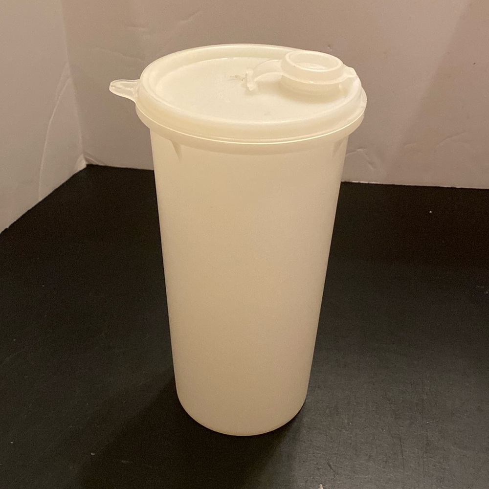 VTG Tupperware white juice beverage storage pitcher container w/ lid #261-5